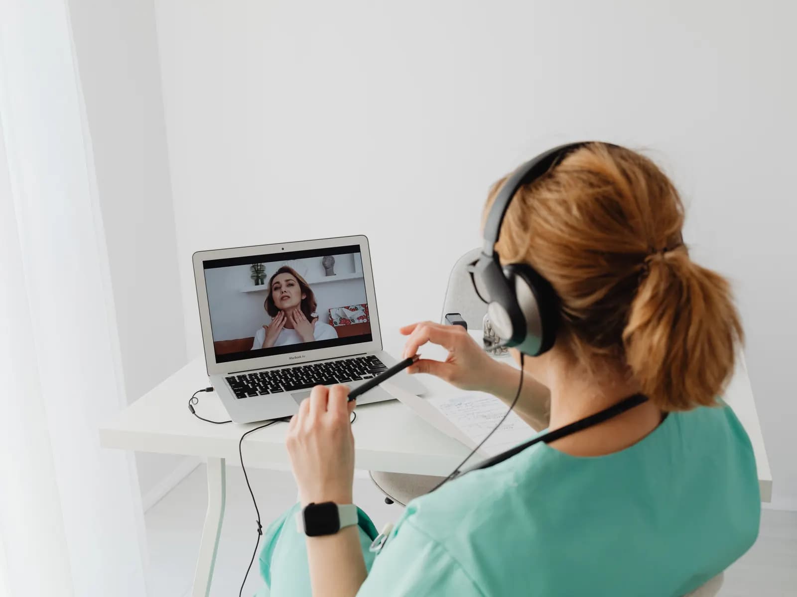 Pflegekraft mit Headset nimmt am Online-Unterricht teil