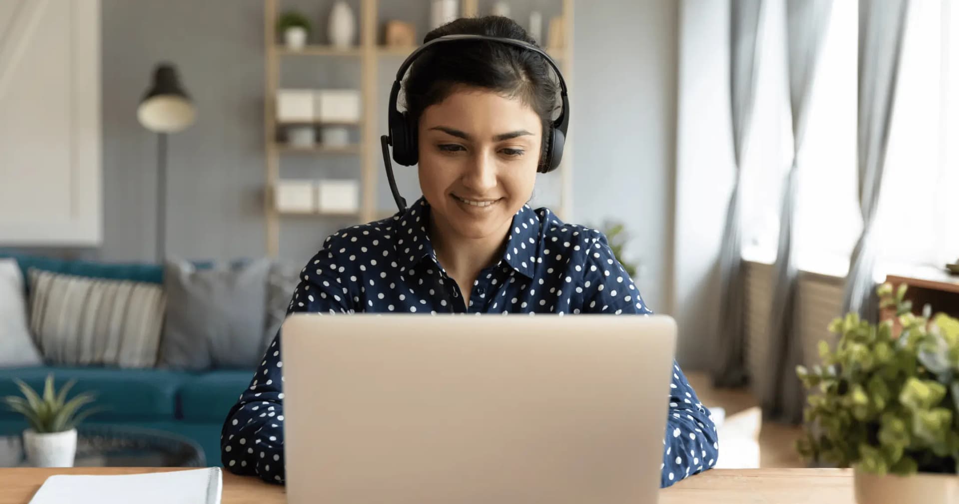 Pflegefachperson lernt online am Laptop