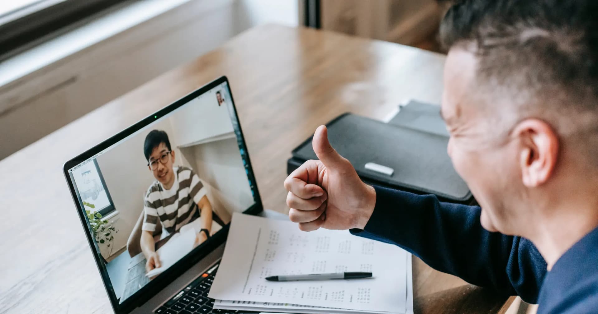 Einzelcoaching: Lehrkraft und Teilnehmer arbeiten gemeinsam am Laptop mit Notizen